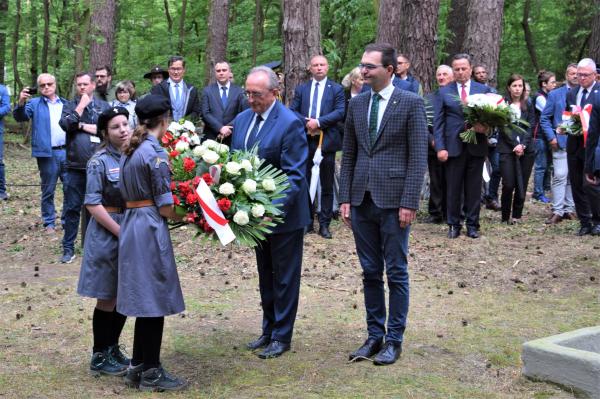 Wojciech Jankowiak Wicemarszałek Województwa Wielkopolskiego wziął udział w wydarzeniu patriotycznym Tajemnice które odbyło się z okazji Narodowego Dnia Pamięci Ofiar Niemieckich Nazistowskich Obozów Koncentracyjnych i Obozów Zagłady- kliknij aby powiększyć