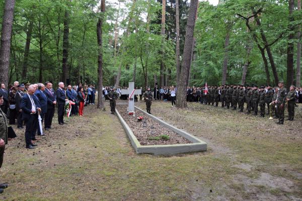 Wojciech Jankowiak Wicemarszałek Województwa Wielkopolskiego wziął udział w wydarzeniu patriotycznym Tajemnice które odbyło się z okazji Narodowego Dnia Pamięci Ofiar Niemieckich Nazistowskich Obozów Koncentracyjnych i Obozów Zagłady- kliknij aby powiększyć