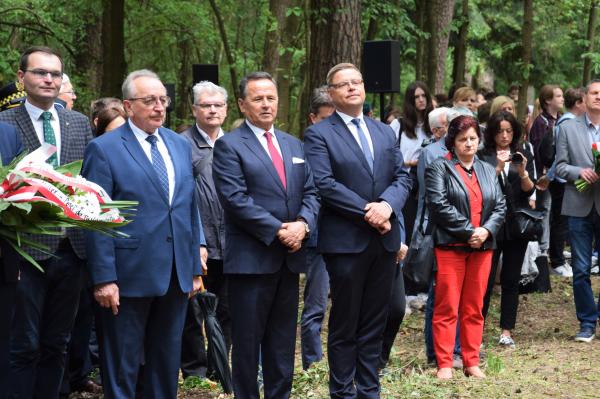 Wojciech Jankowiak Wicemarszałek Województwa Wielkopolskiego wziął udział w wydarzeniu patriotycznym Tajemnice które odbyło się z okazji Narodowego Dnia Pamięci Ofiar Niemieckich Nazistowskich Obozów Koncentracyjnych i Obozów Zagłady- kliknij aby powiększyć