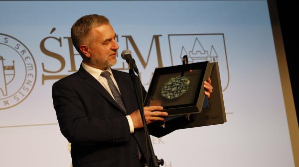 Marek Woźniak Marszałek Województwa Wielkopolskiego wziął udział w uroczystości wręczenia sztandaru władzom gminy Śrem.- kliknij aby powiększyć