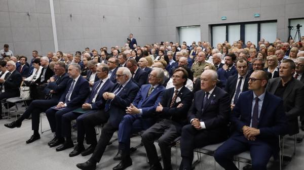 Marek Woźniak Marszałek Województwa Wielkopolskiego wziął udział w uroczystości wręczenia sztandaru władzom gminy Śrem.- kliknij aby powiększyć