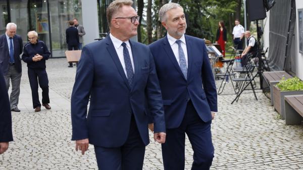 Marek Woźniak Marszałek Województwa Wielkopolskiego wziął udział w uroczystości wręczenia sztandaru władzom gminy Śrem.- kliknij aby powiększyć