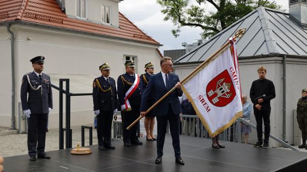 Marek Woźniak Marszałek Województwa Wielkopolskiego wziął udział w uroczystości wręczenia sztandaru władzom gminy Śrem.- kliknij aby powiększyć