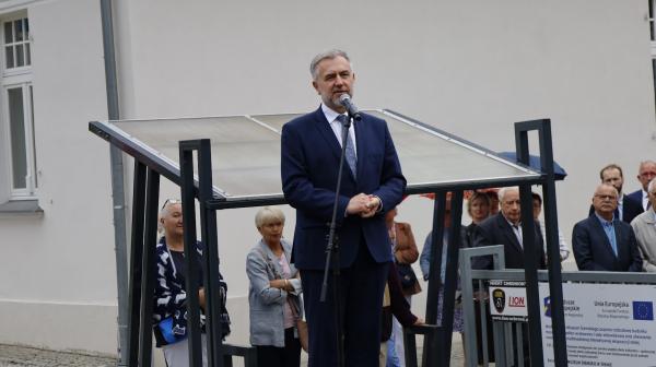 Marek Woźniak Marszałek Województwa Wielkopolskiego wziął udział w uroczystości wręczenia sztandaru władzom gminy Śrem.- kliknij aby powiększyć