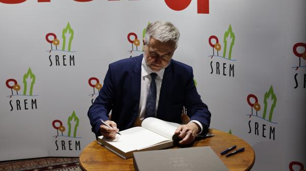 Marek Woźniak Marszałek Województwa Wielkopolskiego wziął udział w uroczystości wręczenia sztandaru władzom gminy Śrem.- kliknij aby powiększyć