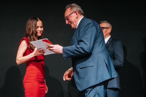 Wicemarszałek Wojciech Jankowiak wręcza nagrody i stypendia w dziedzinie kultury- kliknij aby powiększyć