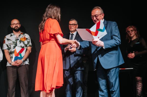 Wicemarszałek Wojciech Jankowiak wręcza nagrody i stypendia w dziedzinie kultury- kliknij aby powiększyć