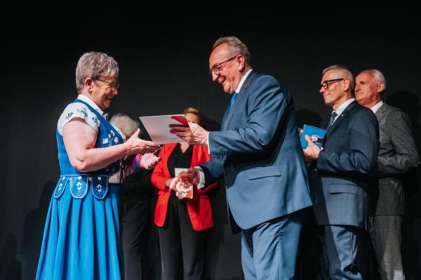 Wicemarszałek Wojciech Jankowiak wręcza nagrody i stypendia w dziedzinie kultury- kliknij aby powiększyć