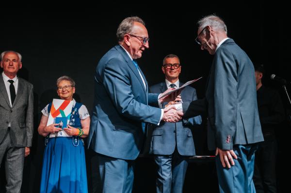 Wicemarszałek Wojciech Jankowiak wręcza nagrody i stypendia w dziedzinie kultury- kliknij aby powiększyć