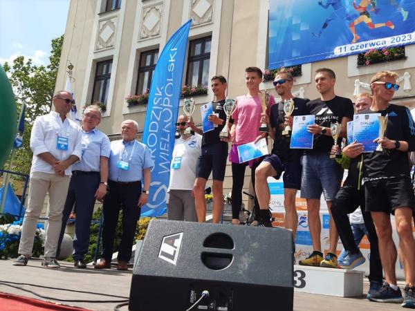 Medale uczestnikom wręczał, tak jak w wielu poprzednich edycjach wydarzenia, Wojciech Jankowiak, Wicemarszałek Województwa Wielkopolskiego.- kliknij aby powiększyć