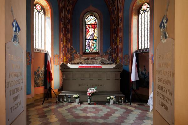 Grób gen. Jana Henryka Dąbrowskiego w kościele w Winnej Górze - kliknij aby powiększyć