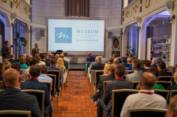 Krzysztof Grabowski Wicemarszałek Województwa Wielkopolskiego wziął udział w uroczystym otwarciu Muzeum Rybactwa Śródlądowego i Ochrony Wód w Sierakowie- kliknij aby powiększyć