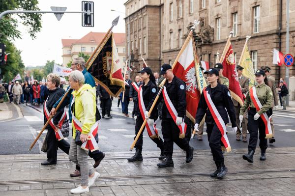 Marszałek Marek Woźniak wraz z Zarządem Województwa Wielkopolskiego oddał hołd Bohaterom Poznańskiego Czerwca 1956 r.- kliknij aby powiększyć