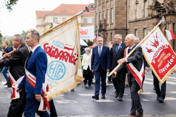 Marszałek Marek Woźniak wraz z Zarządem Województwa Wielkopolskiego oddał hołd Bohaterom Poznańskiego Czerwca 1956 r.- kliknij aby powiększyć