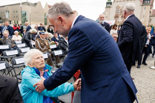 Marszałek Marek Woźniak wraz z Zarządem Województwa Wielkopolskiego oddał hołd Bohaterom Poznańskiego Czerwca 1956 r.- kliknij aby powiększyć