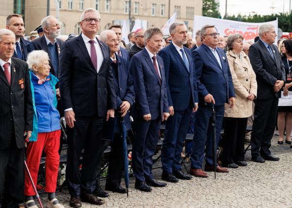 Marszałek Marek Woźniak wraz z Zarządem Województwa Wielkopolskiego oddał hołd Bohaterom Poznańskiego Czerwca 1956 r.- kliknij aby powiększyć