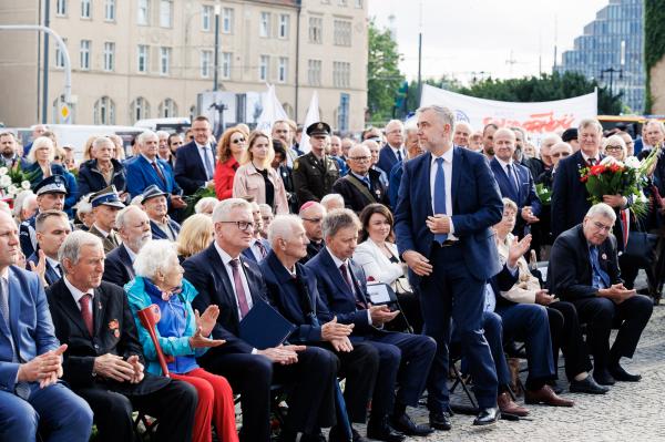 Marszałek Marek Woźniak wraz z Zarządem Województwa Wielkopolskiego oddał hołd Bohaterom Poznańskiego Czerwca 1956 r.- kliknij aby powiększyć