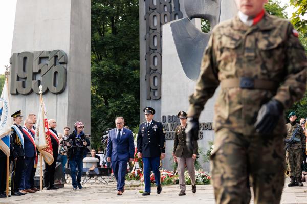 Marszałek Marek Woźniak wraz z Zarządem Województwa Wielkopolskiego oddał hołd Bohaterom Poznańskiego Czerwca 1956 r.- kliknij aby powiększyć