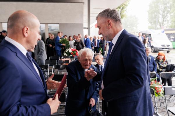 Marszałek Marek Woźniak wraz z Zarządem Województwa Wielkopolskiego oddał hołd Bohaterom Poznańskiego Czerwca 1956 r.- kliknij aby powiększyć