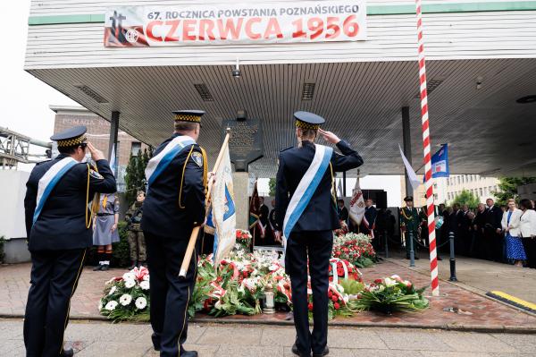 Marszałek Marek Woźniak wraz z Zarządem Województwa Wielkopolskiego oddał hołd Bohaterom Poznańskiego Czerwca 1956 r.- kliknij aby powiększyć