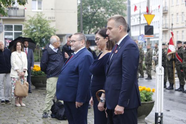 Paulina Stochniałek Członkini Zarządu Województwa Wielkopolskiego uczestniczyła w uroczystości przy Pomniku Poległych w Powstaniu Poznańskim 28-30 czerwca 1956 r. oraz złożyła kwiaty pod tablicą pamiątkową na budynku KWP  w Poznaniu.- kliknij aby powiększyć