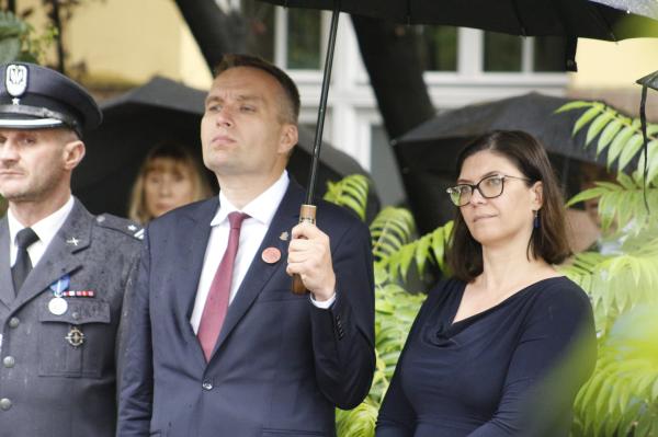 Paulina Stochniałek Członkini Zarządu Województwa Wielkopolskiego uczestniczyła w uroczystości przy Pomniku Poległych w Powstaniu Poznańskim 28-30 czerwca 1956 r. oraz złożyła kwiaty pod tablicą pamiątkową na budynku KWP  w Poznaniu.- kliknij aby powiększyć