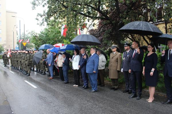 Paulina Stochniałek Członkini Zarządu Województwa Wielkopolskiego uczestniczyła w uroczystości przy Pomniku Poległych w Powstaniu Poznańskim 28-30 czerwca 1956 r. oraz złożyła kwiaty pod tablicą pamiątkową na budynku KWP  w Poznaniu.- kliknij aby powiększyć