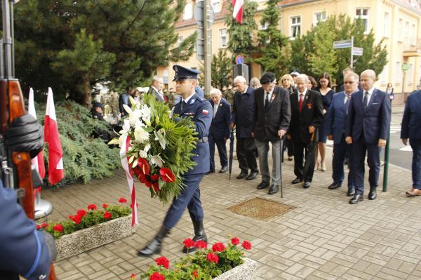 Paulina Stochniałek Członkini Zarządu Województwa Wielkopolskiego uczestniczyła w uroczystości przy Pomniku Poległych w Powstaniu Poznańskim 28-30 czerwca 1956 r. oraz złożyła kwiaty pod tablicą pamiątkową na budynku KWP  w Poznaniu.- kliknij aby powiększyć