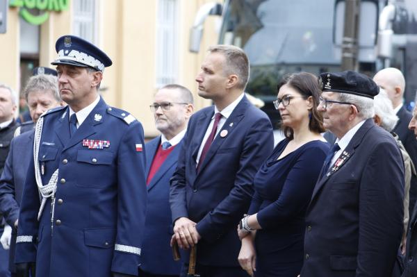 Paulina Stochniałek Członkini Zarządu Województwa Wielkopolskiego uczestniczyła w uroczystości przy Pomniku Poległych w Powstaniu Poznańskim 28-30 czerwca 1956 r. oraz złożyła kwiaty pod tablicą pamiątkową na budynku KWP  w Poznaniu.- kliknij aby powiększyć