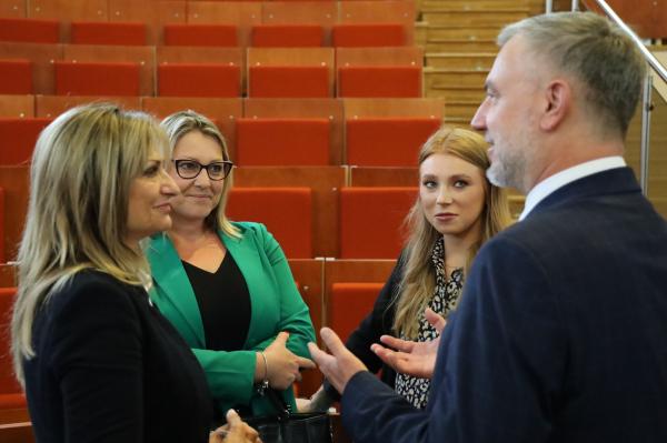Podpisanie umów w ramach  podziałania WRPO Infrastruktura ochrony zdrowia - kliknij aby powiększyć