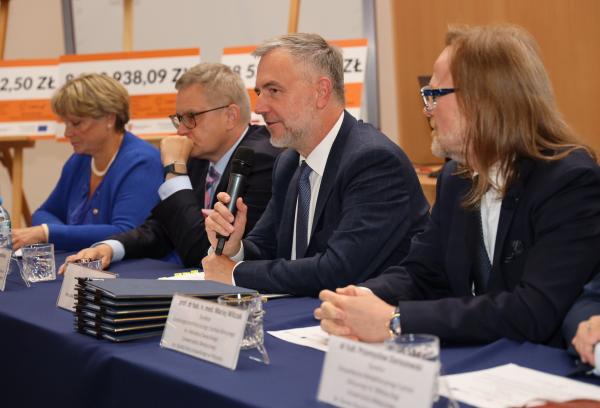 Podpisanie umów w ramach  podziałania WRPO Infrastruktura ochrony zdrowia - kliknij aby powiększyć