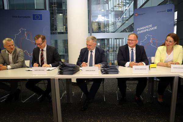 Podpisanie umów w ramach  podziałania WRPO Infrastruktura ochrony zdrowia - kliknij aby powiększyć