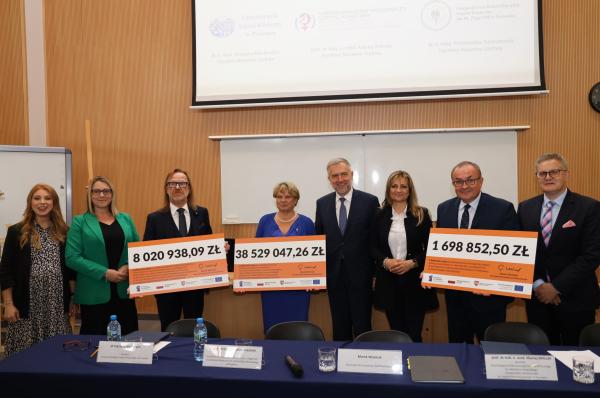 Podpisanie umów w ramach  podziałania WRPO Infrastruktura ochrony zdrowia - kliknij aby powiększyć