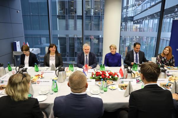Od gratulacji dla dziesięcioletniego już członkostwa Chorwacji w Unii Europejskiej oraz omówienia aktualnych wyzwań dla rozwoju Żupanii Vukovarsko-Srijemskiej i Wielkopolski rozpoczęło się 12 lipca br. spotkanie Marka Woźniaka Marszałka Województwa Wielkopolskiego z Damirem Dekanićem Żupanem Vukovarsko-Srijemskim i towarzyszącą mu delegacją. - kliknij aby powiększyć