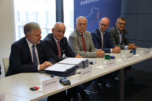 Kolejne wsparcie dla wielkopolskich lecznic od Marszałka. Łącznie już 670 unijnych milionów dla szpitali  - kliknij aby powiększyć