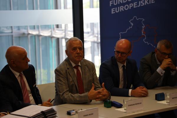 Kolejne wsparcie dla wielkopolskich lecznic od Marszałka. Łącznie już 670 unijnych milionów dla szpitali  - kliknij aby powiększyć