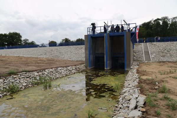 Powierzchnia zajęta pod zbiornik w Tulcach wynosi 2157 ha w tym powierzchnia lustra wody 1597 natomiast pojemność maksymalna 242.000 m3. Inwestycja pochłonęła ponad 22 miliony złotych z czego blisko 18 mln zł pochodzi z dofinansowania unijnego - z WRPO 2014 którego dysponentem jest Zarząd Województwa Wielkopolskiego.- kliknij aby powiększyć