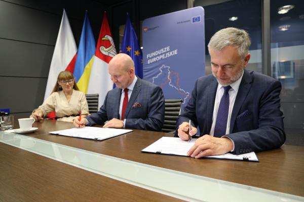 Prawie 17 mln zł z funduszy unijnych trafi do Powiatu Wolsztyńskiego. Dzięki tym środkom tamtejszy szpital zakupi m.in. nowy sprzęt do pracowni endoskopowej oraz ambulans.- kliknij aby powiększyć