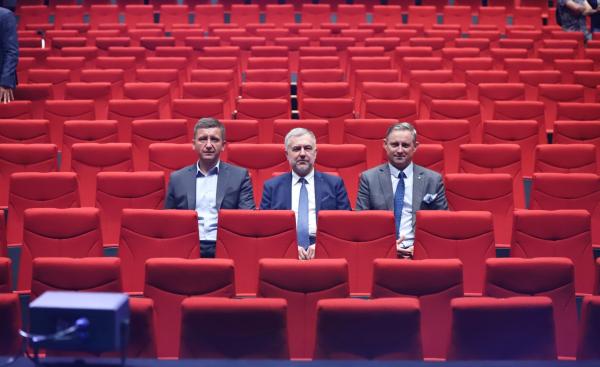 Od lewej: Dariusz Grodziński - Dyrektor CKiS w Kaliszu, Marszałek Województwa Wielkopolskiego oraz Andrzej Pichet - radny Województwa Wielkopolskiego   - kliknij aby powiększyć