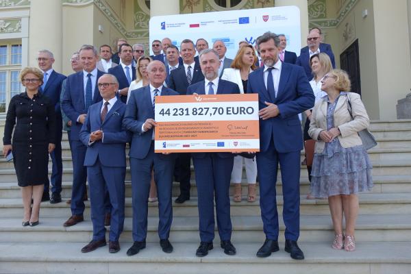 Marszałek Marek Woźniak podpisał porozumienie z liderami związku ZIT w Aglomeracji Kalisko-Ostrowskiej.- kliknij aby powiększyć