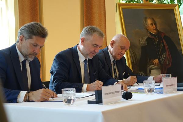 Marszałek Marek Woźniak podpisał porozumienie z liderami związku ZIT w Aglomeracji Kalisko-Ostrowskiej.- kliknij aby powiększyć