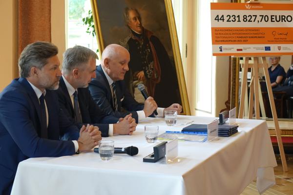 Marszałek Marek Woźniak podpisał porozumienie z liderami związku ZIT w Aglomeracji Kalisko-Ostrowskiej.- kliknij aby powiększyć