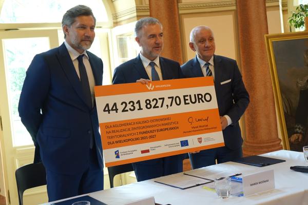 Marszałek Marek Woźniak podpisał porozumienie z liderami związku ZIT w Aglomeracji Kalisko-Ostrowskiej.- kliknij aby powiększyć