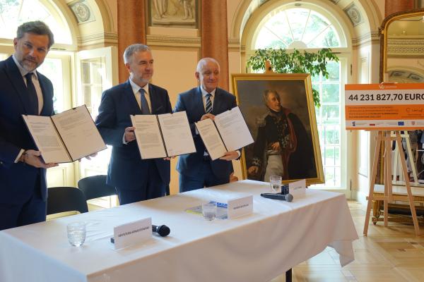 Marszałek Marek Woźniak podpisał porozumienie z liderami związku ZIT w Aglomeracji Kalisko-Ostrowskiej.- kliknij aby powiększyć