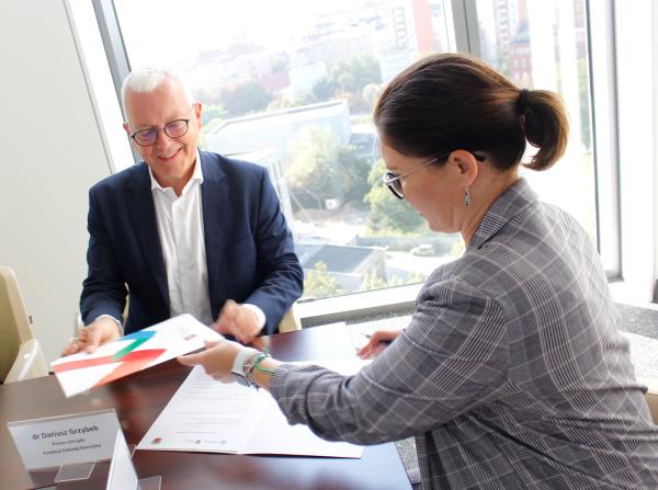 18 września podpisano umowy pomiędzy Województwem Wielkopolskim reprezentowanym przez Paulinę Stochniałek Członka Zarządu Województwa Wielkopolskiego a Fundacją Zakłady Kórnickie którą reprezentował dr Dariusz Grzybek Prezes Zarządu. - kliknij aby powiększyć