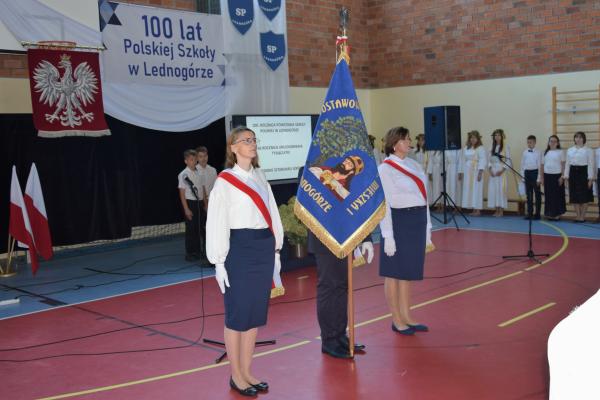 Nowy sztandar i tablica multimedialna dla Szkoły Tysiąclecia w Łubowie
- kliknij aby powiększyć