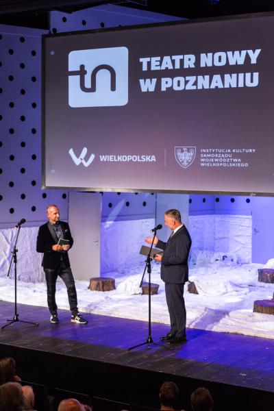 Podczas gali Marek Woźniak wręczył okolicznościową grafikę Piotrowi Kruszczyńskiemu Dyrektorowi Teatru Nowego.

Fot. Marcin Baliński- kliknij aby powiększyć