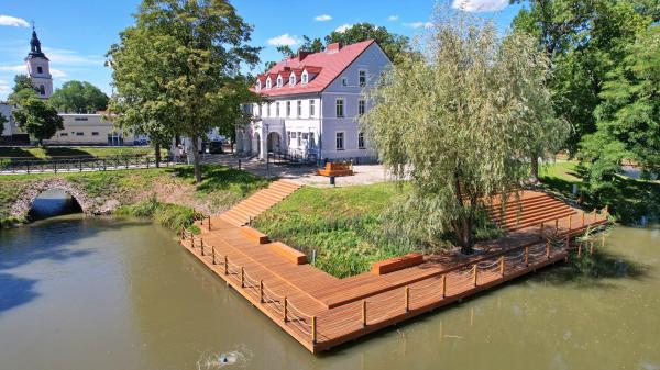 Ostatni etapem rewitalizacji centrum Krobi była metamorfoza Wyspy Kasztelańskiej. Tamtejszy zmodernizowany budynek będzie wykorzystywany na cele kulturalne i społeczne. Zmieniła się przestrzeń wokół fosy – powstały przyjazne tereny zielone pomosty kaskady wodne miejsca wypoczynku oraz plac zabaw dla dzieci.- kliknij aby powiększyć