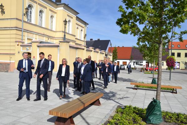 Na zakończenie realizacji projektu Rewitalizacja społeczno-przestrzenna zdegradowanego obszaru Krobia Centrum miasto w powiecie gostyńskim odwiedził Marek Woźniak Marszałek Województwa Wielkopolskiego.- kliknij aby powiększyć