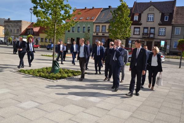 Na zakończenie realizacji projektu Rewitalizacja społeczno-przestrzenna zdegradowanego obszaru Krobia Centrum miasto w powiecie gostyńskim odwiedził Marek Woźniak Marszałek Województwa Wielkopolskiego.- kliknij aby powiększyć